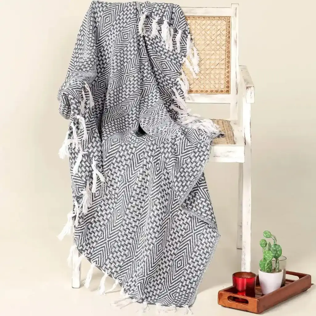 Soft Grey Plaid / Sofa Throw – Geometric Pattern with Fringes – 125x155 cm – Urbane Hide